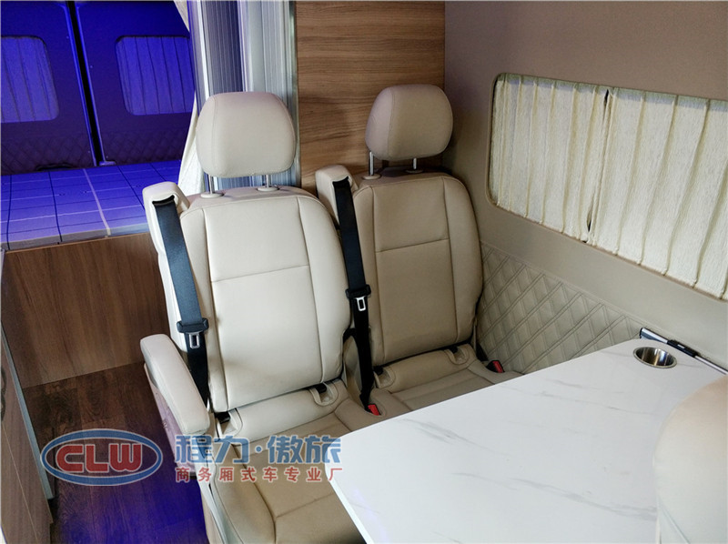 傲旅房車白色東風(fēng)御風(fēng)B型房車奔馳座椅