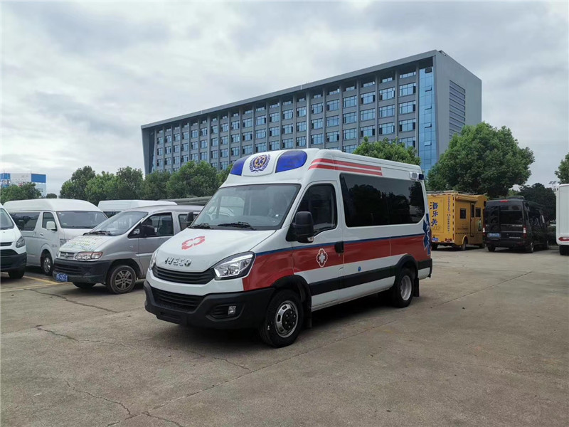 依維柯負(fù)壓救護(hù)車（3.0T進(jìn)口8速自動擋后雙胎進(jìn)口空氣懸掛）