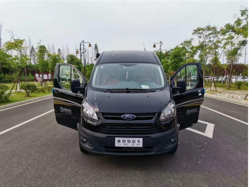 黑色B型房車福特新全順4座