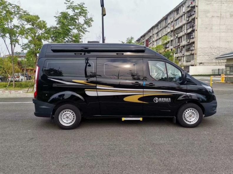 黑色B型房車福特新全順4座