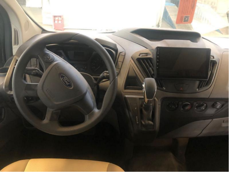 黑色B型房車福特新全順4座