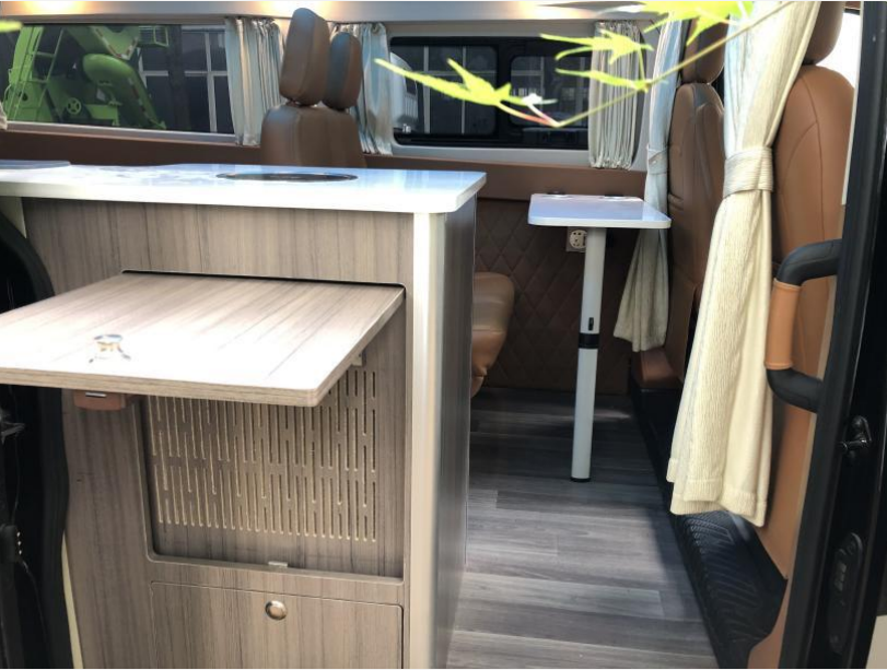 黑色B型房車福特新全順4座