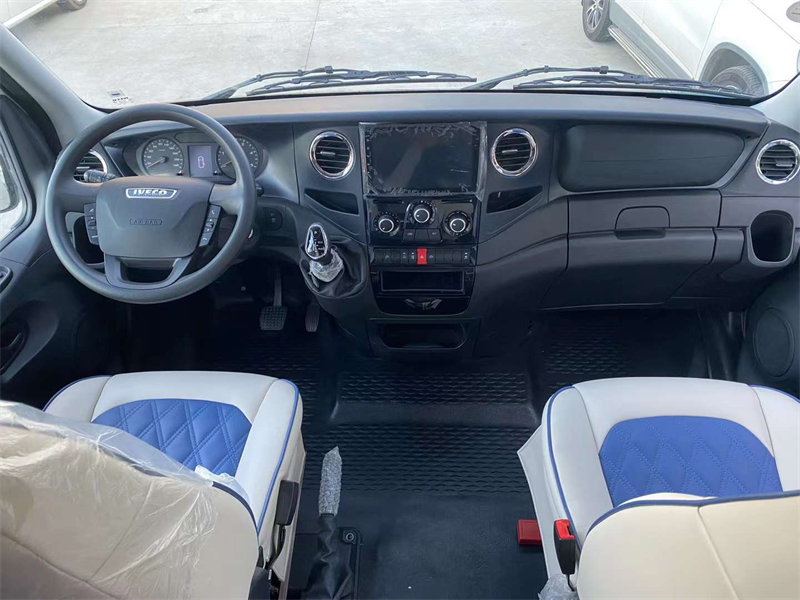 依維柯長軸高頂B型房車