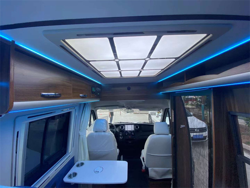 依維柯長軸高頂B型房車